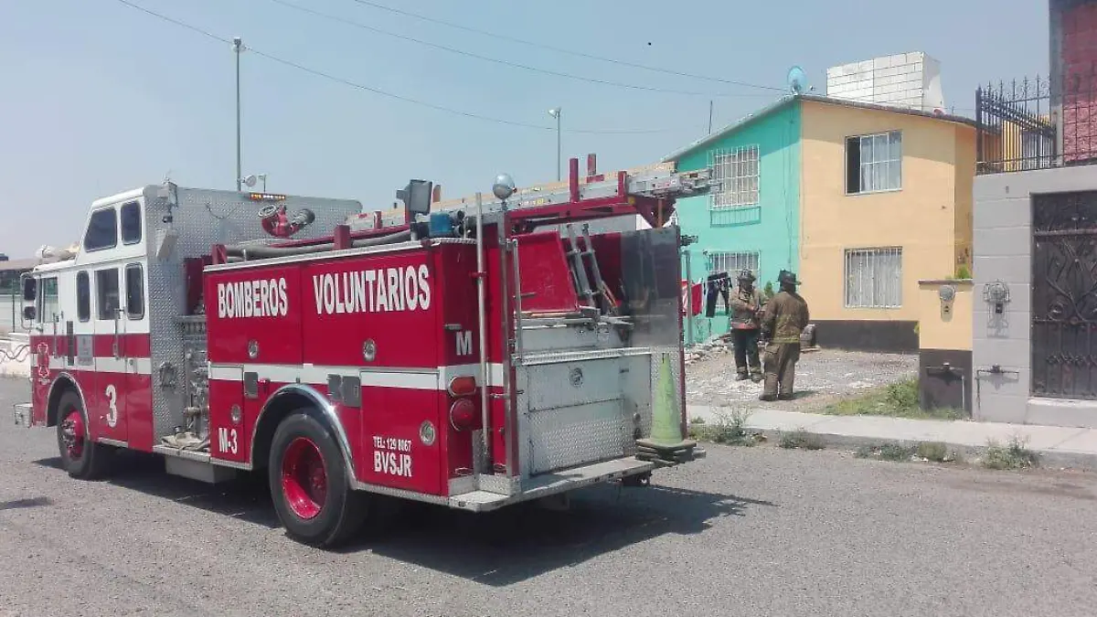 Bomberos voluntarios se desplazaron hasta la calle Paloma Bohemia al oriente de la ciudad en auxilio a una fuga de cilindro de GasFoto Luis Luevanos